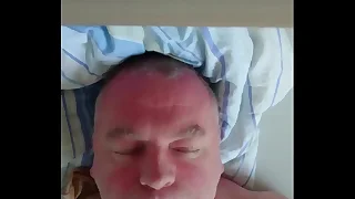 Das Gesicht von Nylonjunge beim Orgasmus